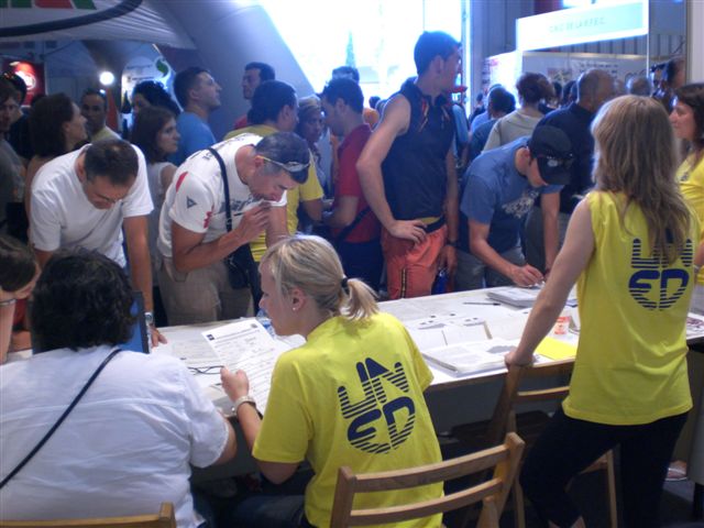 QH2008_en_la_mesa_informando